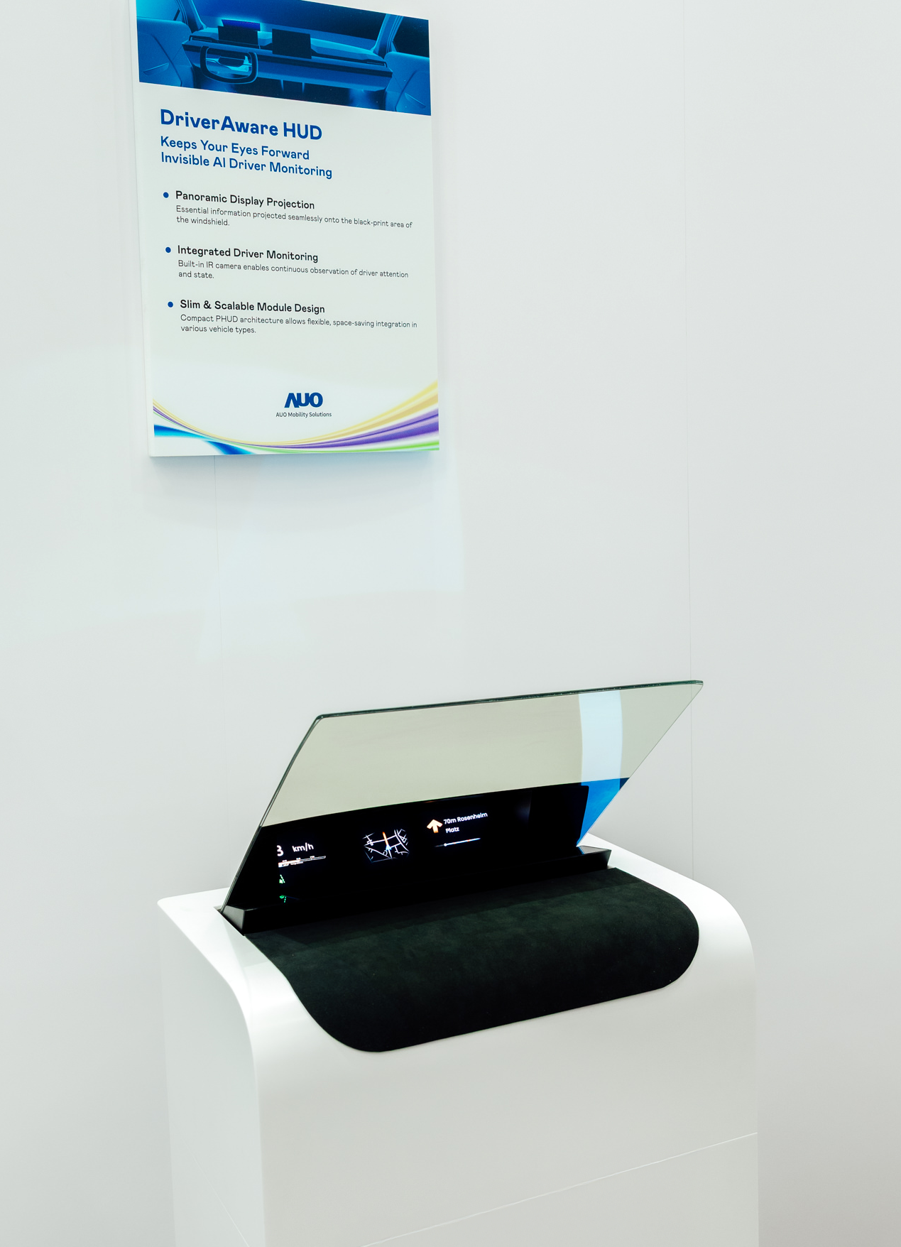 DriverAware HUD结合抬头显示器与隐藏式红外线摄影机，将车速、导航及警示讯息投影于挡风玻璃上，完美对齐驾驶目不离路的视线，同时，透过AI 监控驾驶注意力以提升安全性。